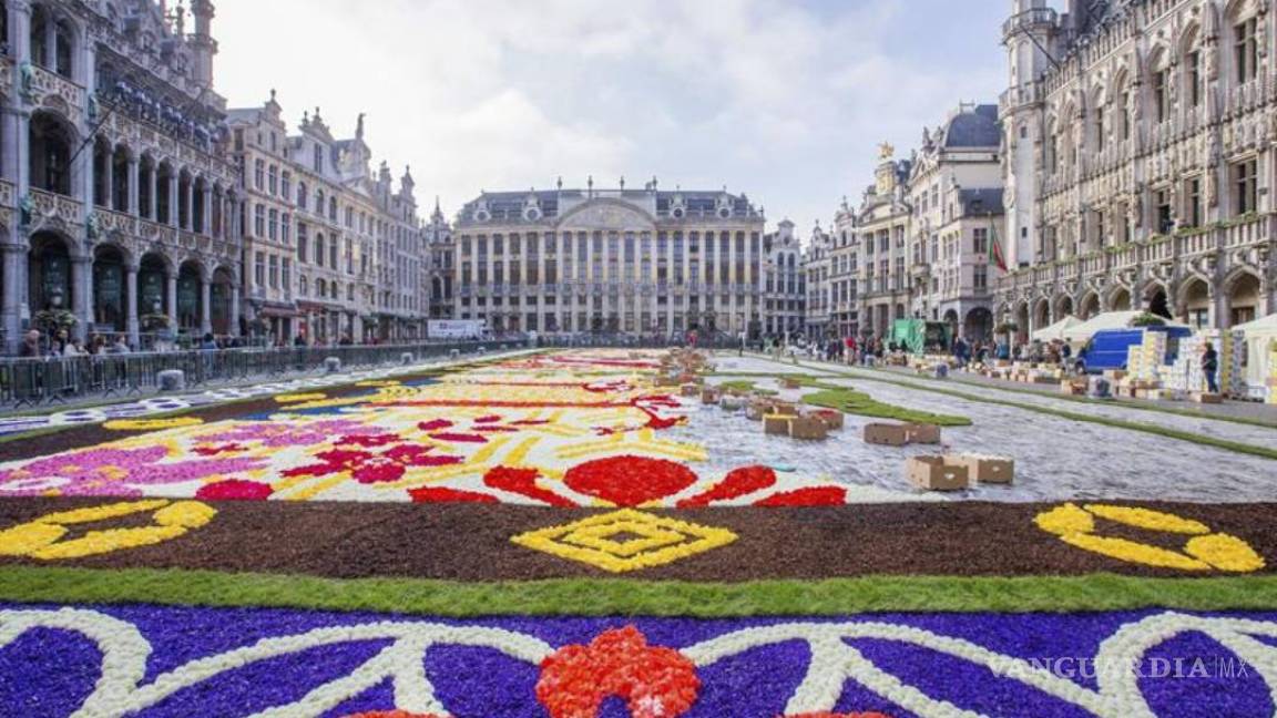 Alfombra flores con motivos japoneses cubre la Gran-Place de Bruselas