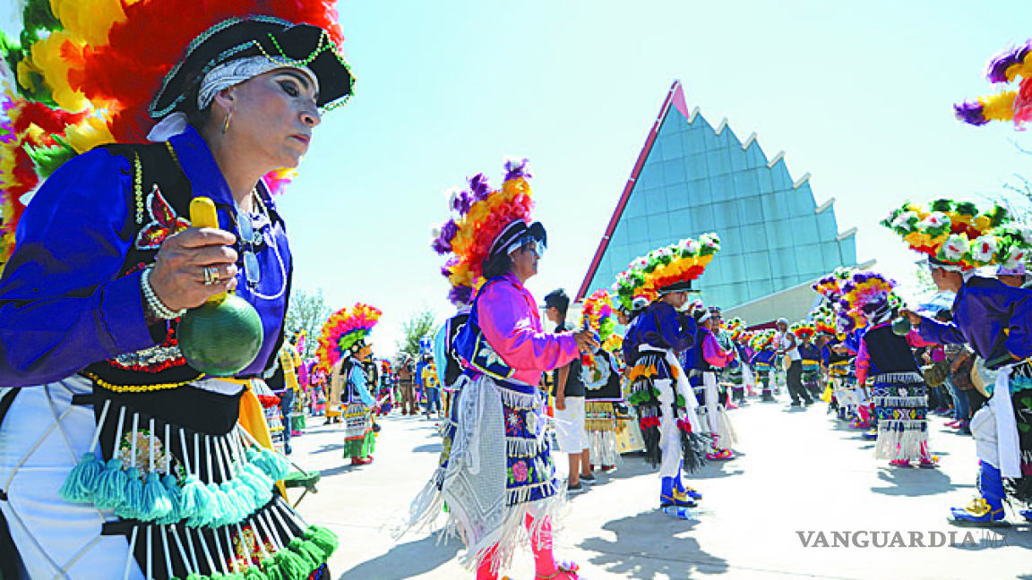 Reúne a 900 matlachines fiesta de música, plumas y colores en Saltillo