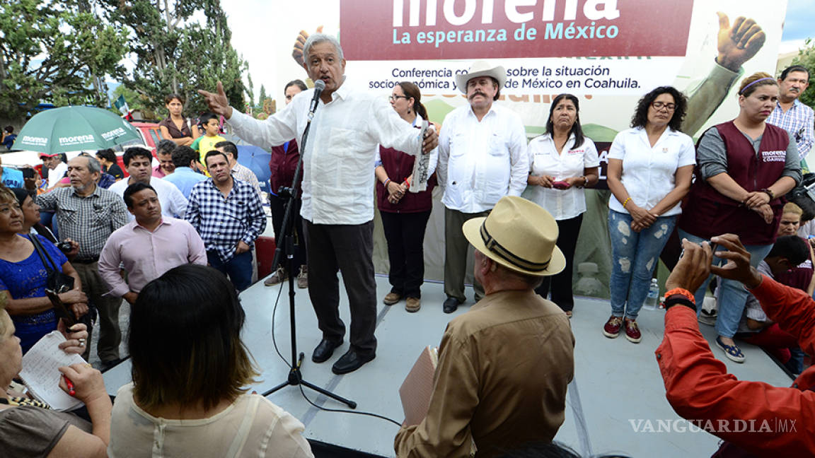 Acusa López Obrador al PRI y al PAN de perseguirlo con robots