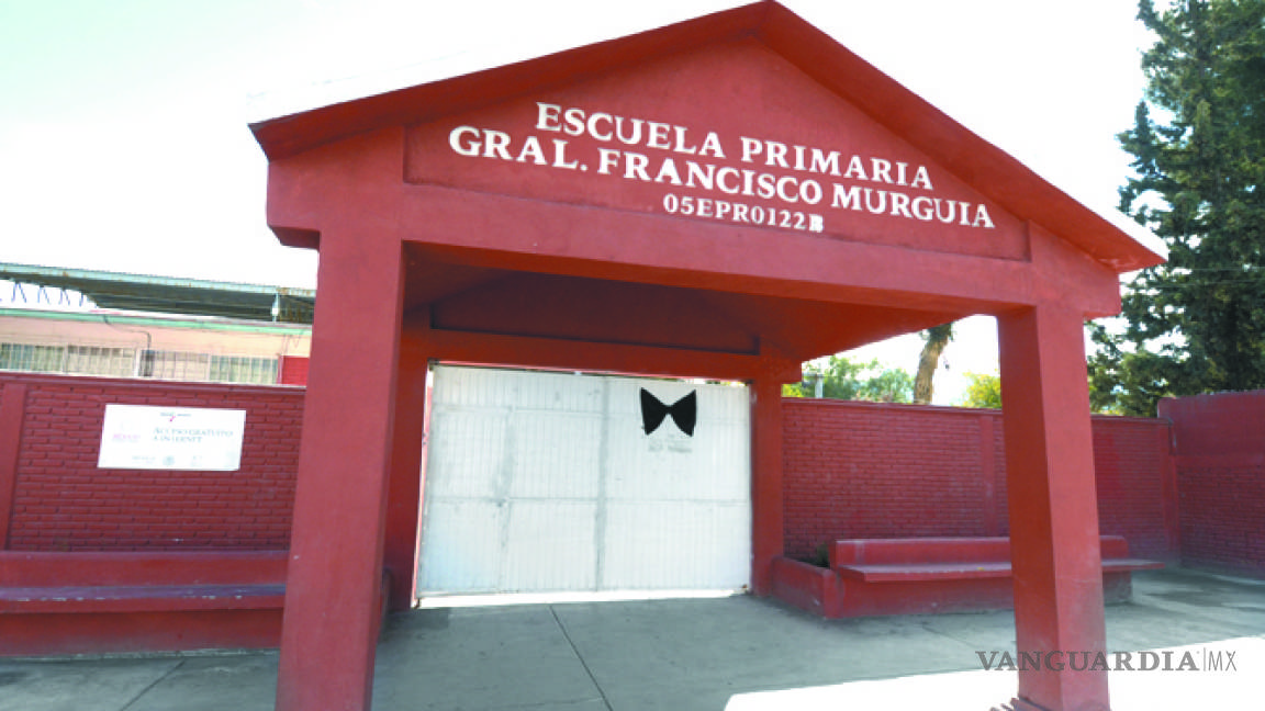Usan tapabocas y vacunas en primaria de Saltillo tras muerte de uno de sus alumnos