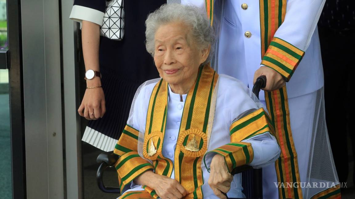 Mujer de 91 años se gradúa de universidad en Tailandia