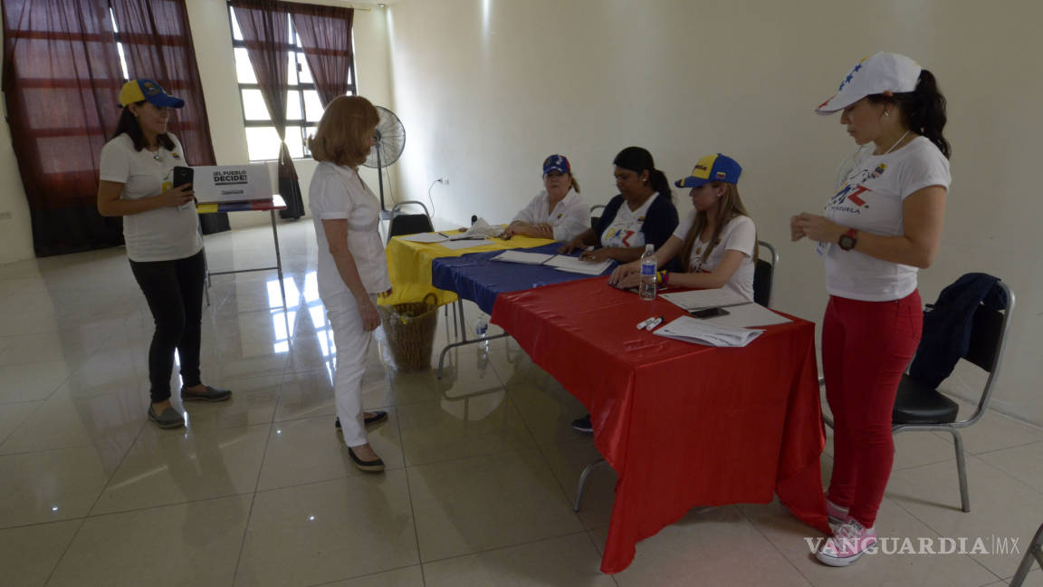 Votan venezolanos en Saltillo; piden que se vaya Maduro