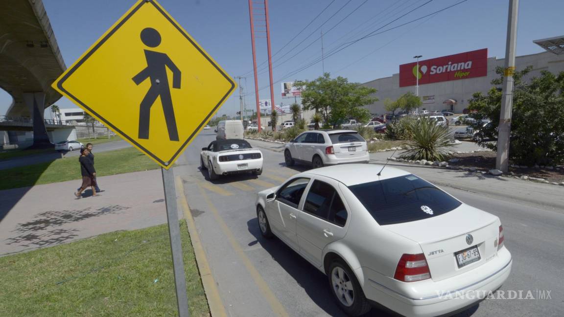 Peatones tienen que torear automóviles en Nazario Ortiz