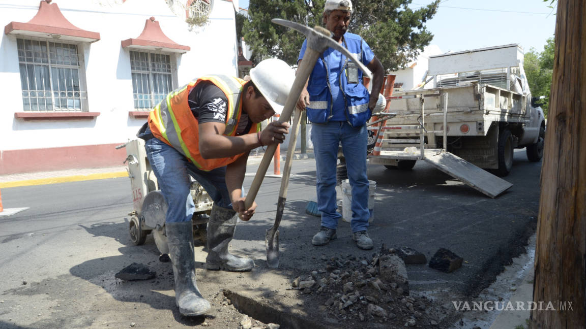 Destruye compañía de agua pavimento nuevo en calle de Saltillo