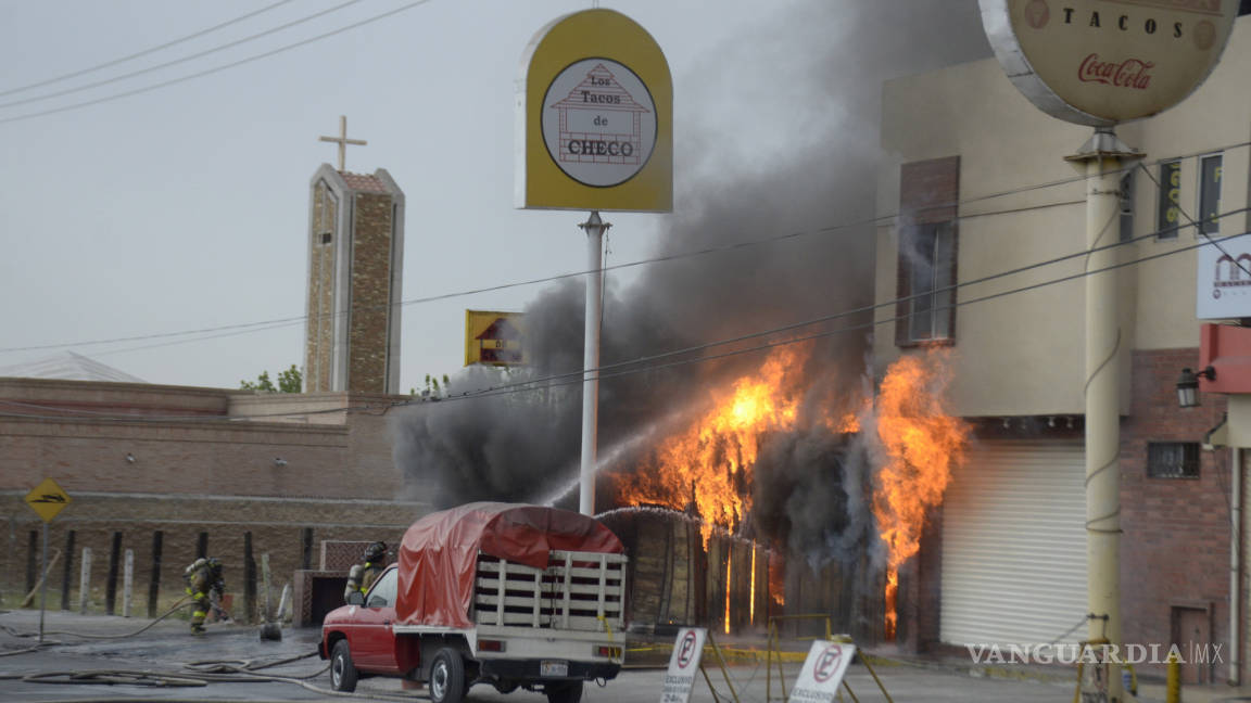 Se incendia Tacos Checo en Saltillo