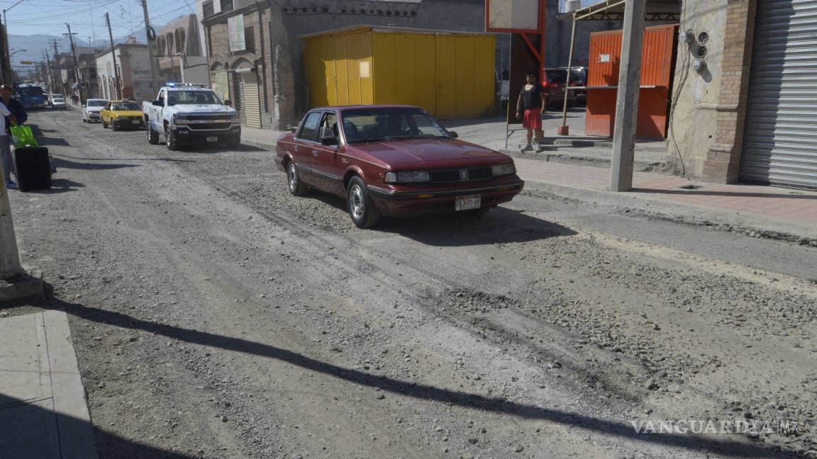 Se eternizan obras de pavimentación en calles de Saltillo; alcalde justifica demora
