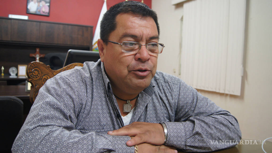 Elemento de Fuerza Coahuila derriba al alcalde de San Buenaventura por oponerse a una clausura