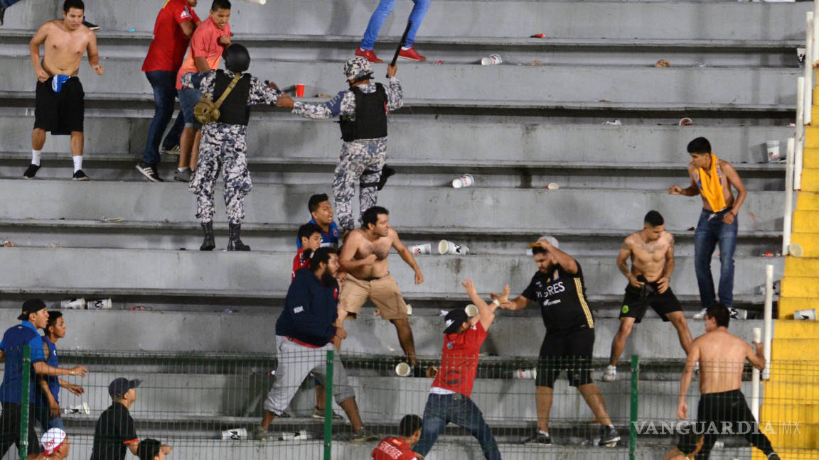 Aficionados de Tigres golpearon a policía en el estadio