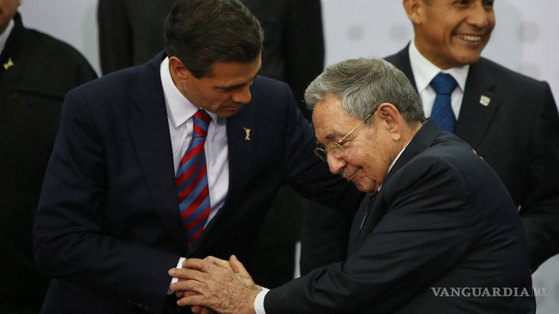 Raúl Castro visita México para agilizar relación política y comercial
