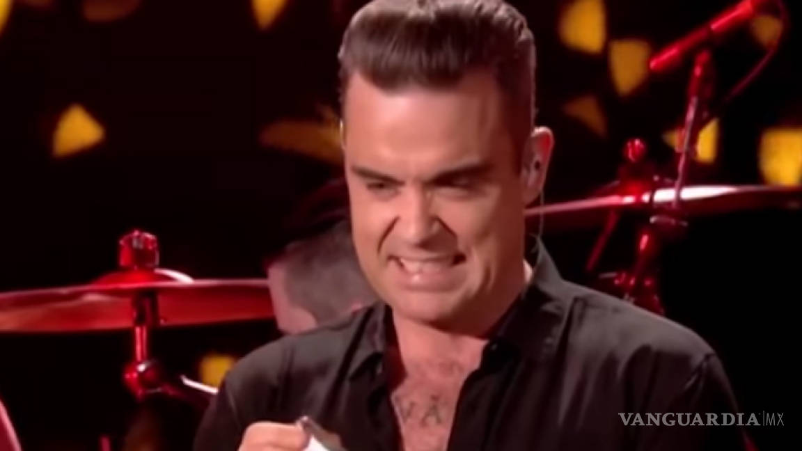 Robbie Williams desinfecta sus manos tras tocar a fans