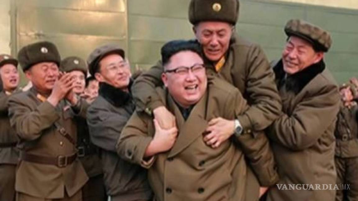 Kim Jong Un hace “caballito” a un jefe militar