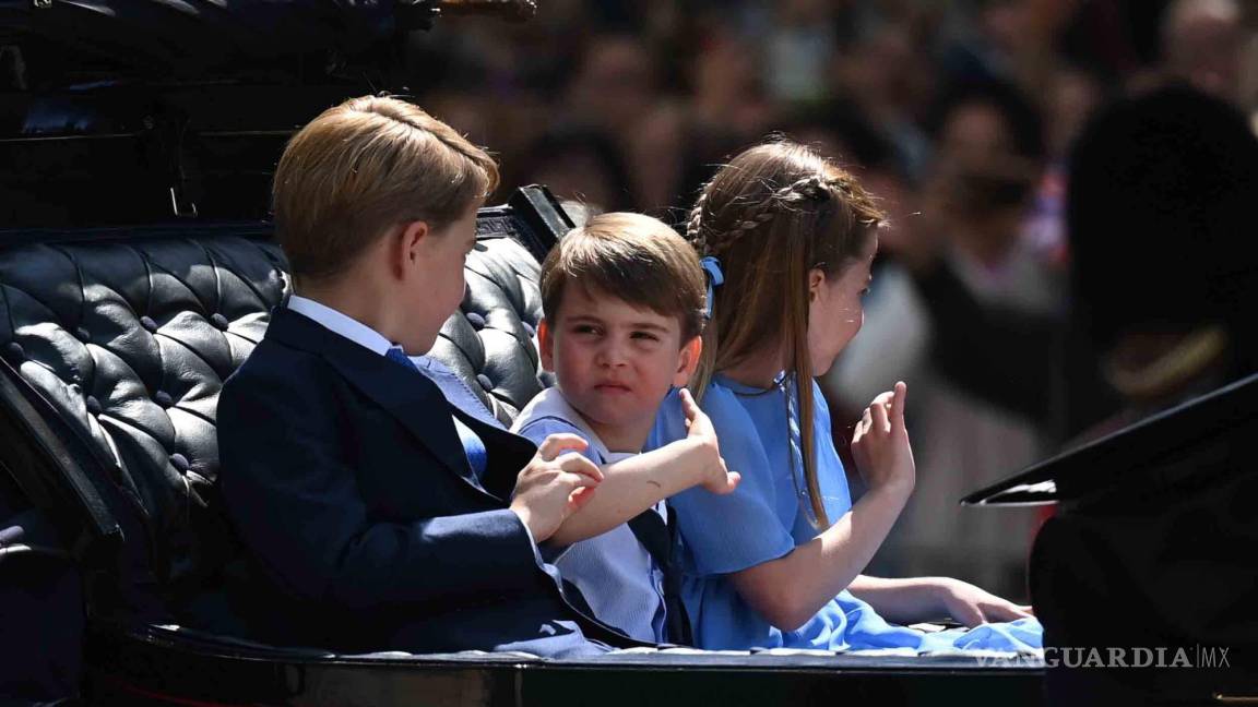 $!(De izquierda a derecha) El príncipe George, el príncipe Louis y la princesa Charlotte de Gran Bretaña montan un carruaje en The Mall.
