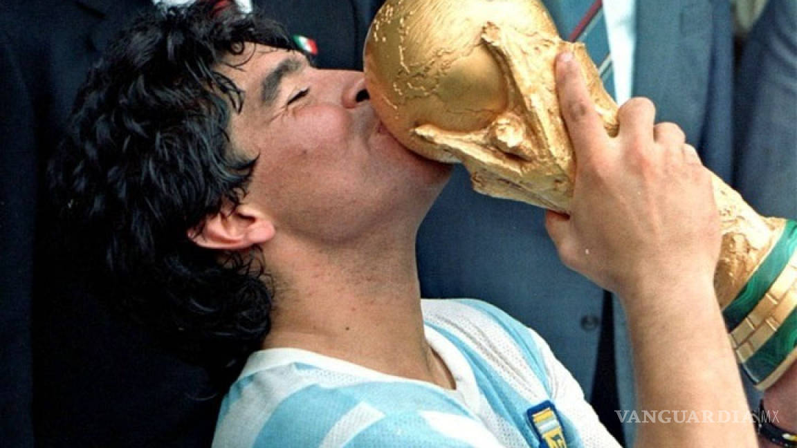 Maradona, a 40 años de su debut