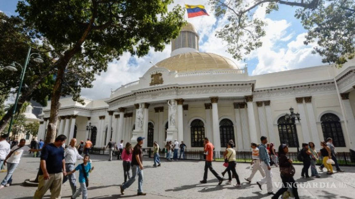 En medio de tensión, jura la nueva Asamblea Nacional de Venezuela con mayoría opositora