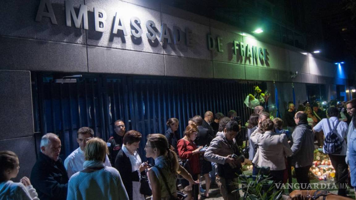 Franceses en México rinden homenaje a víctimas de atentados en París