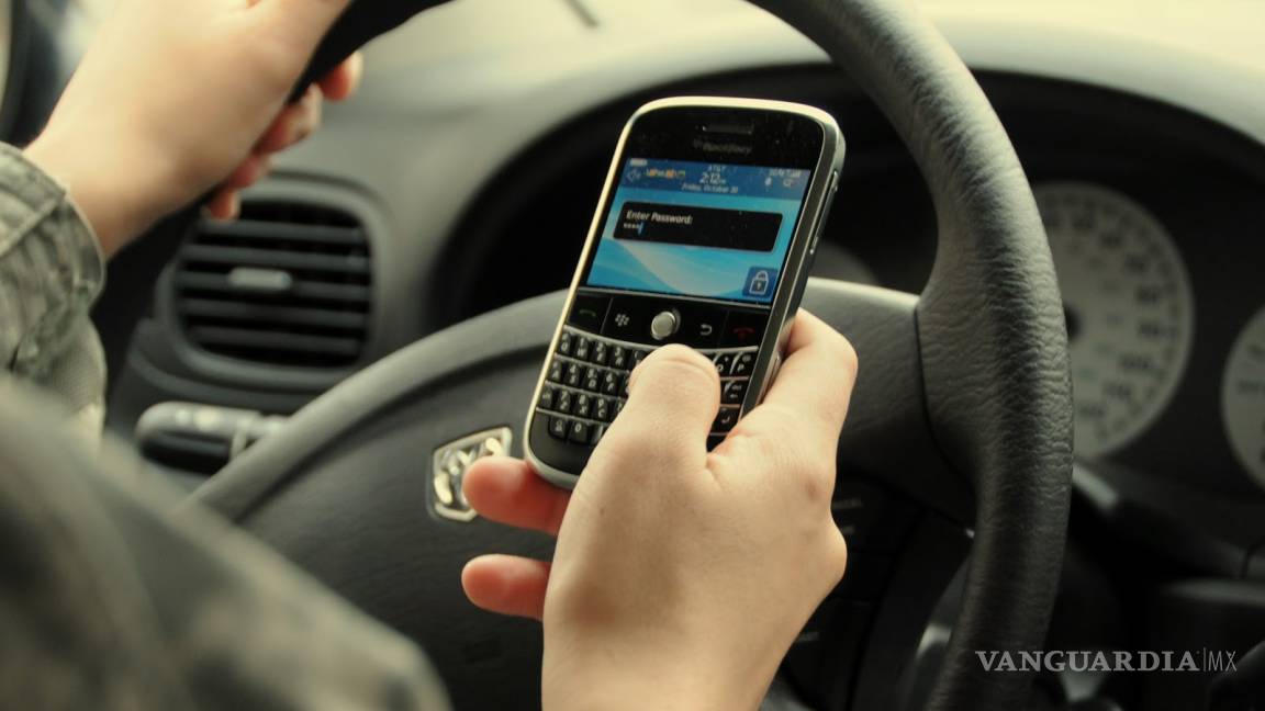 Distracción al usar el teléfono celular, causa de la mayor parte de accidentes en Piedras Negras