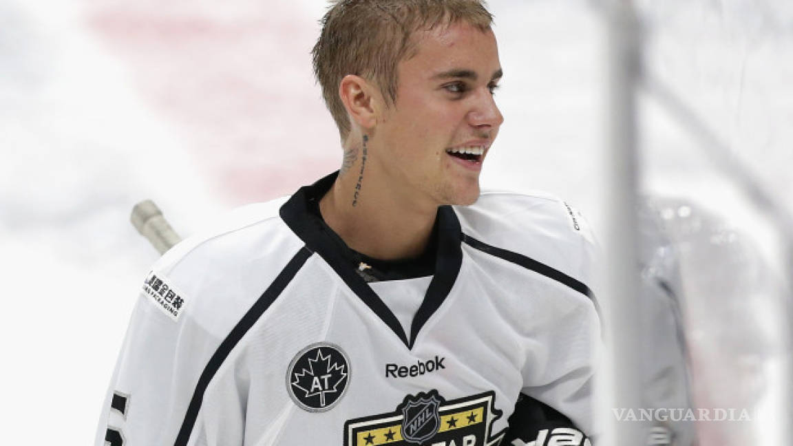Justin Bieber juega hockey en la NHL y recibe duro golpe