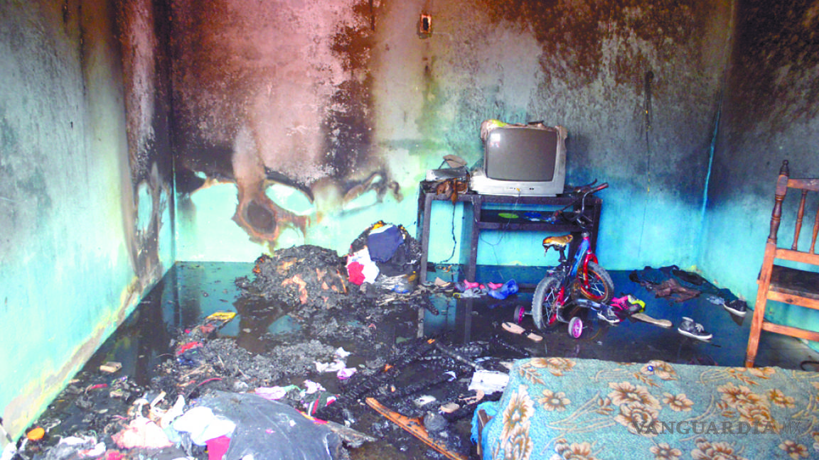 Se incendia casa mientras la madre dormía: niños la salvan del fuego