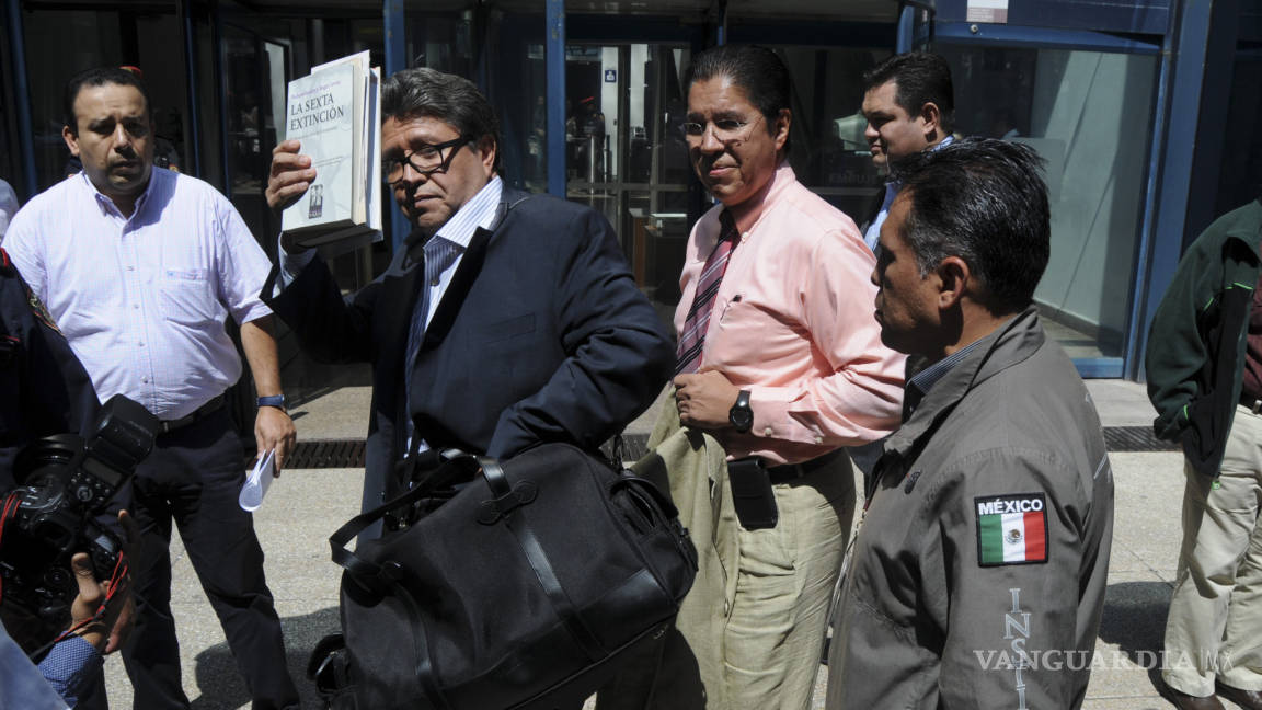 Ricardo Monreal intenta ser detenido en la PGR