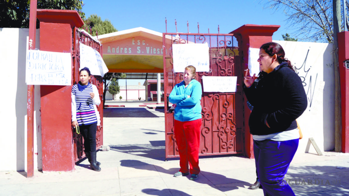 Cierran padres de familia escuela de Arteaga tras suspensión de profesor