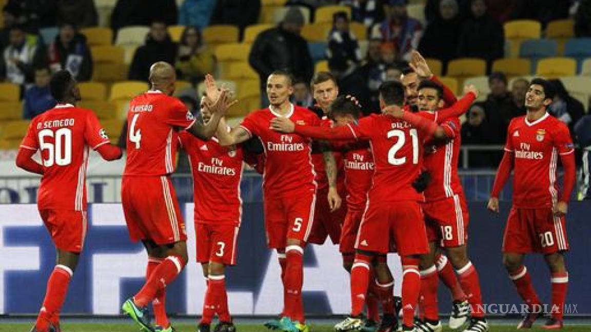 Benfica con Jiménez derrotan al Dynamo de Kiev