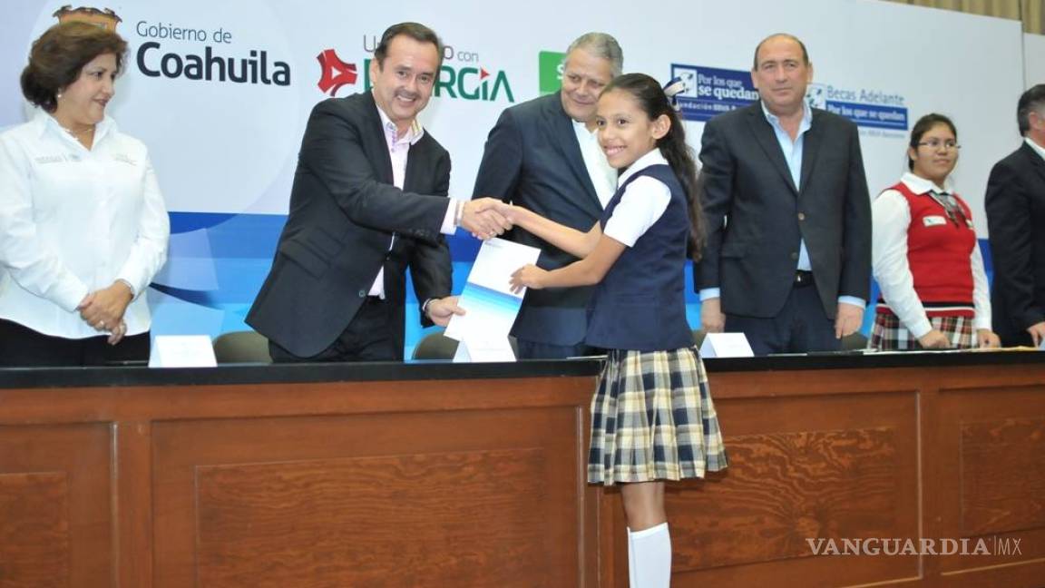 BBVA Bancomer entrega becas a estudiantes del norte de Coahuila