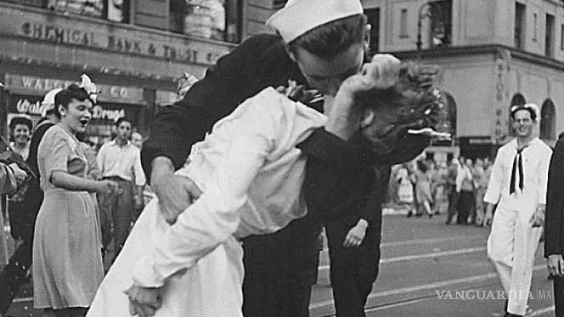 Muere enfermera de icónica foto de beso en Times Square