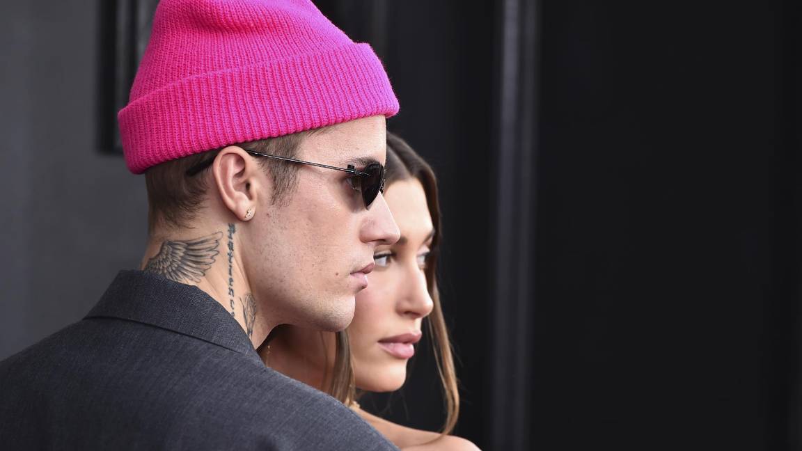 Justin Bieber, lució un gorro rosa, en contraste con su traje oscuro. Hailey Bieber lo acompañó a la ceremonia. $!Justin Bieber, lució un gorro rosa, en contraste con su traje oscuro. Hailey Bieber lo acompañó a la ceremonia.