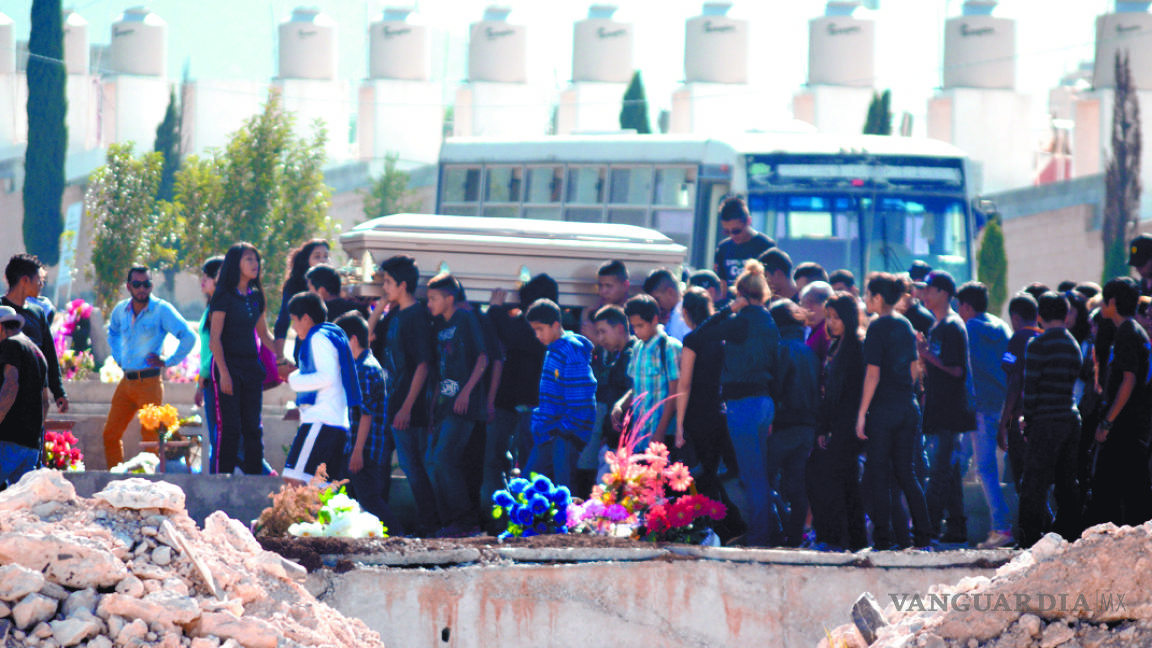 El último adiós a menor suicida en panteón 'Los Pinos'