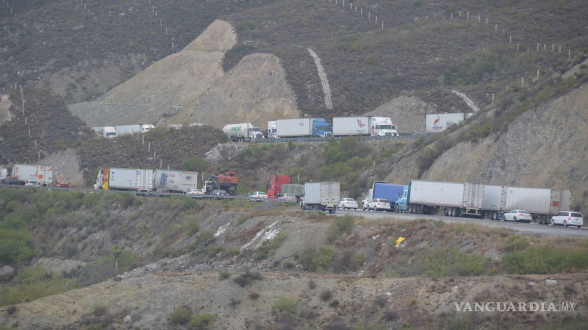 Registran choques y caos vial en carretera Monterrey-Saltillo