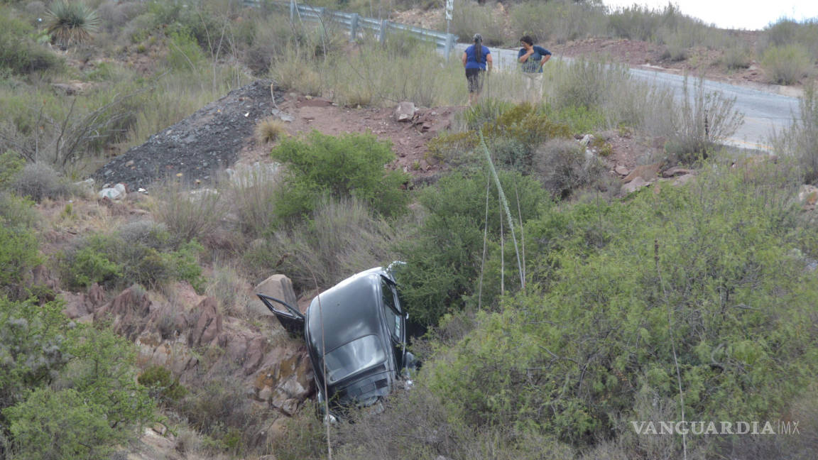 Cae vehículo hasta fondo de barranco en carretera a General Cepeda