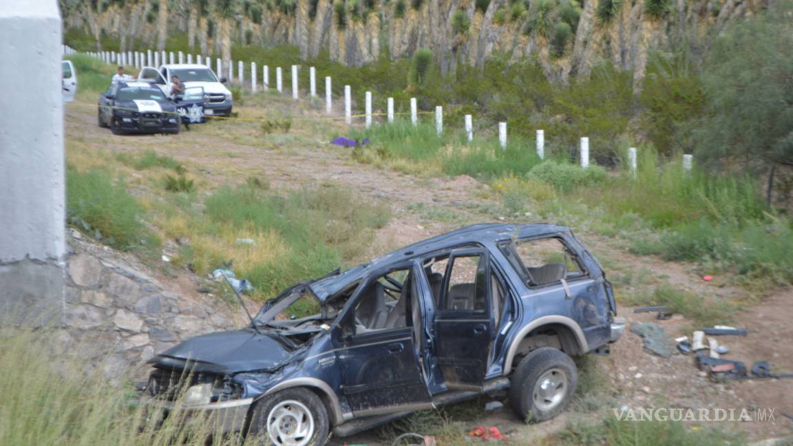 'Paisanos' vuelcan en carretera a Saltillo; tres salen disparados a la muerte
