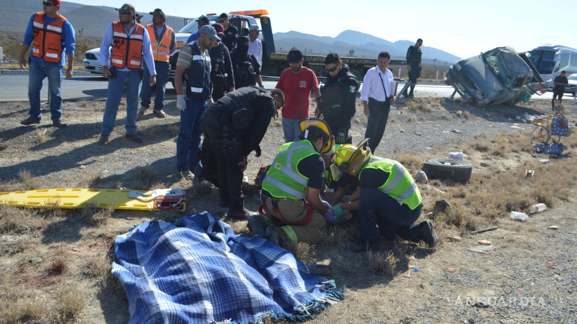 Le falla camioneta, no hace caso y vuelca en carretera a Torreón; muere mujer