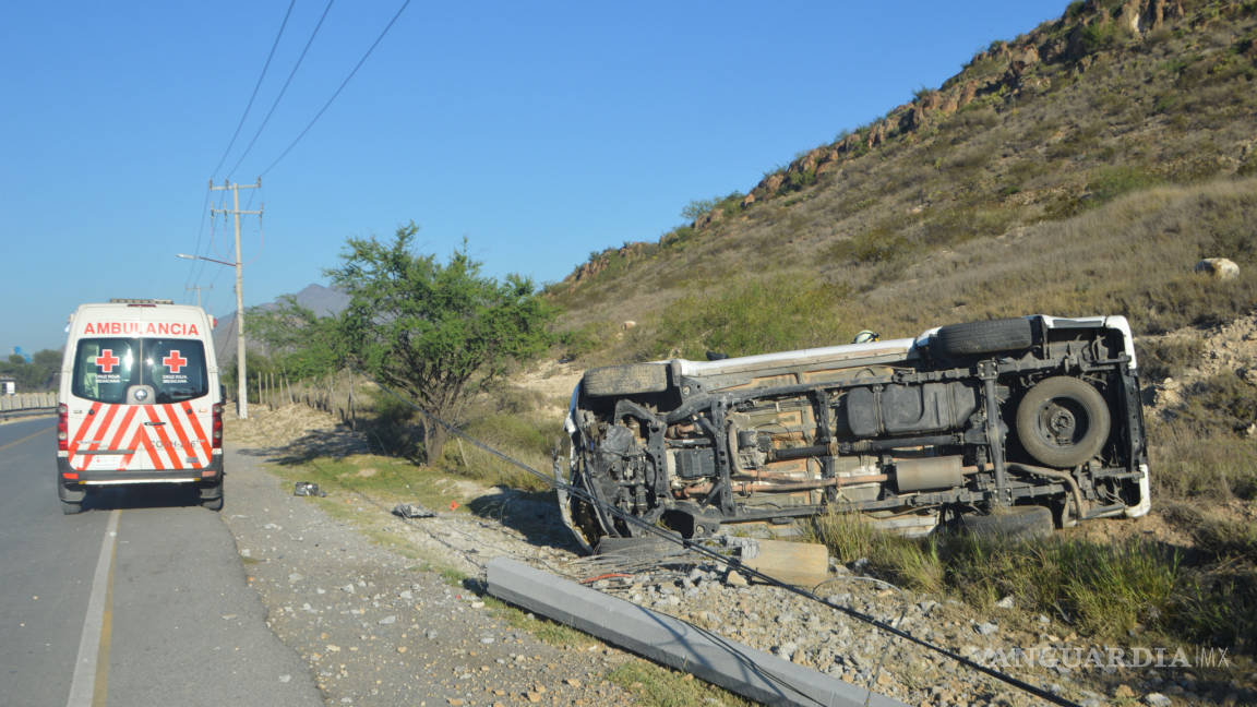 Tumba poste de luz con camioneta y la abandona en carretera Saltillo-Monterrey
