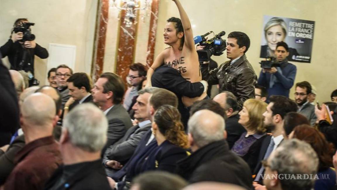 Activista de Femen en &quot;topless&quot; interrumpe discurso de Marine Le Pen