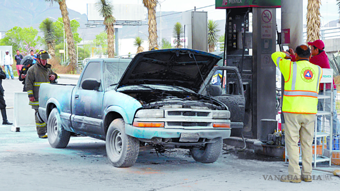 Se incendia camioneta en gasolinera de Saltillo