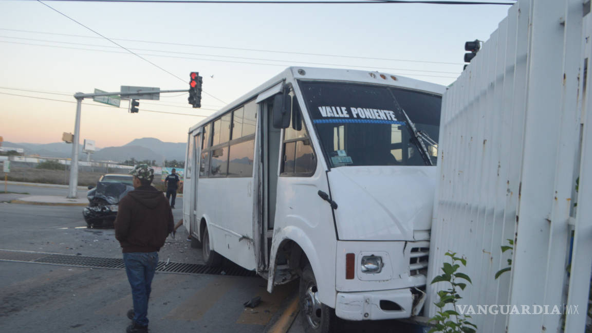Choca camión en Ramos Arizpe y casi se mete a una refaccionaria