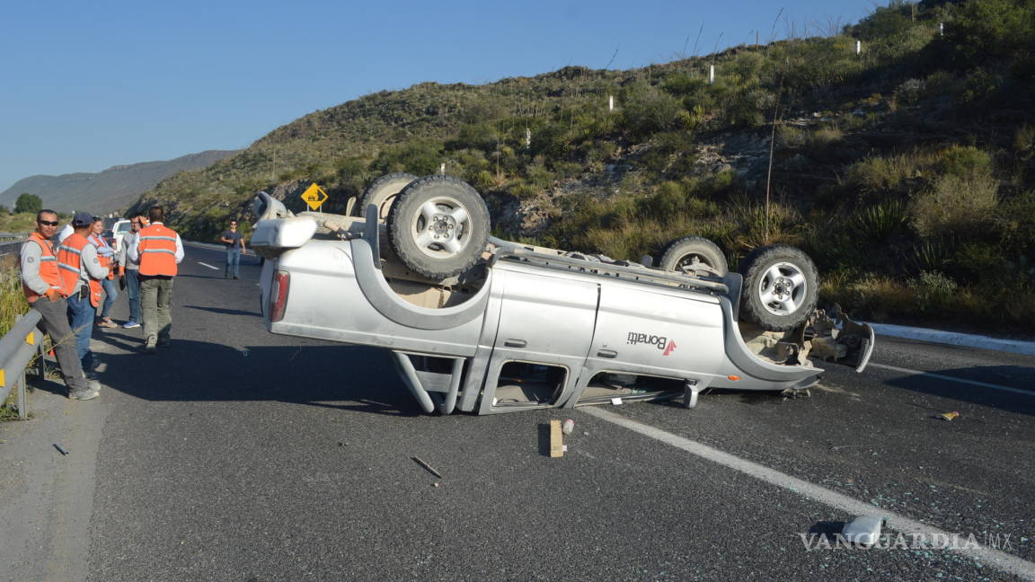 Vuelca camioneta en la Torreón-Saltillo; no hay lesionados