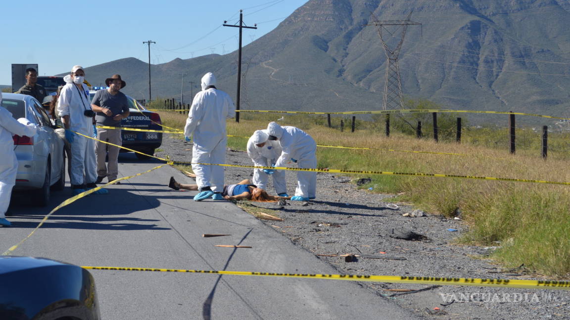 Policías de Nuevo León se llevan a hombres detenidos en Saltillo por asesinato de mesera