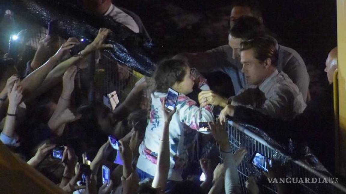 Brad Pitt salva a niña de morir aplastada por fans en Islas Canarias