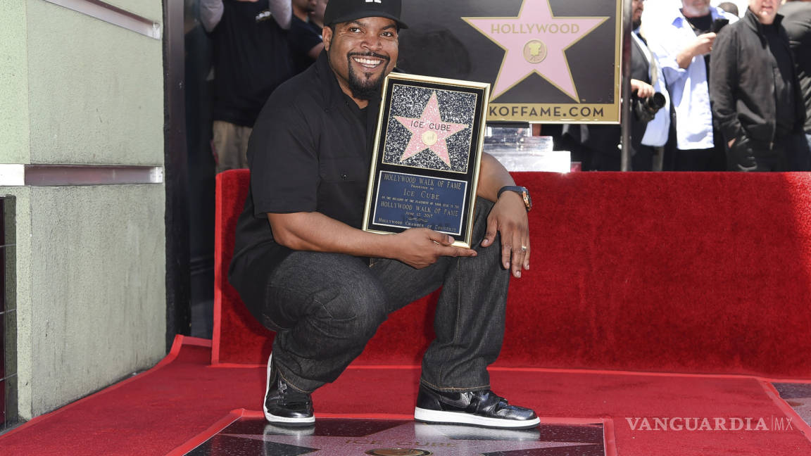Ice Cube devela su estrella en el Paseo de la Fama