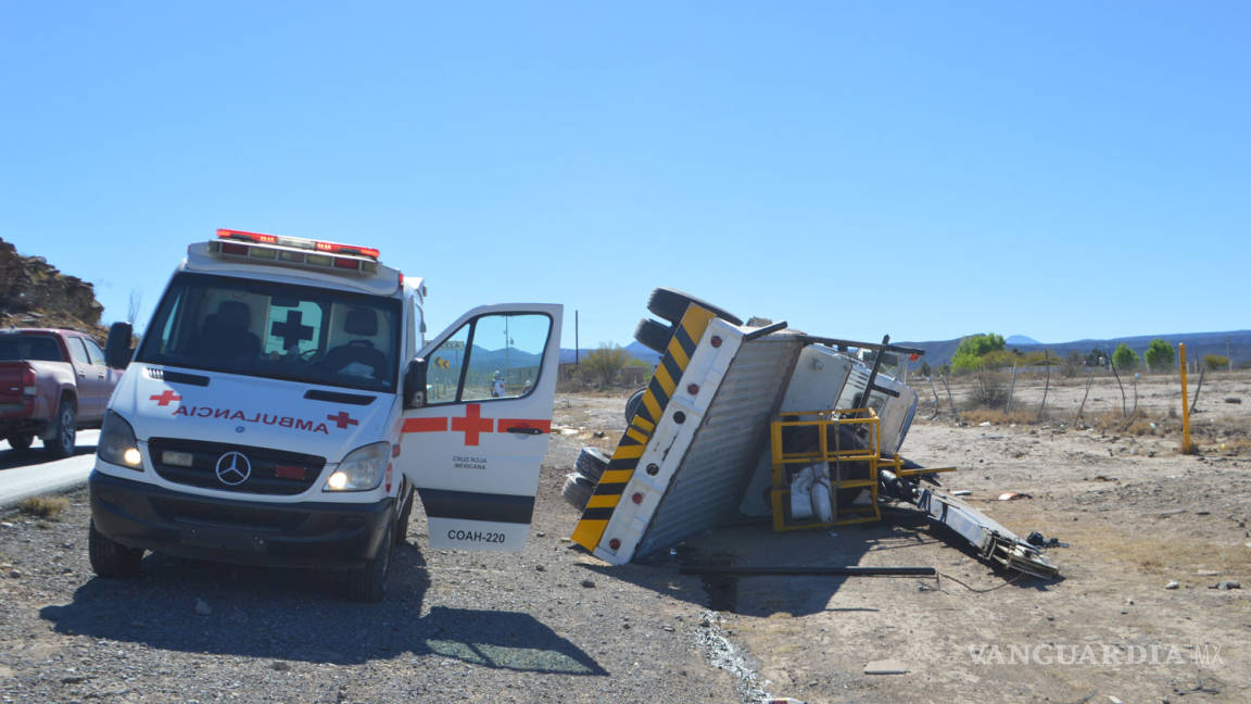 Conductor pierde control de grúa en carretera a Torreón, vuelca y huye