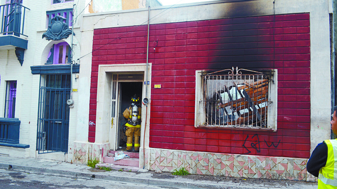 Se derrumba casa del Centro de Saltillo, luego de incendiarse