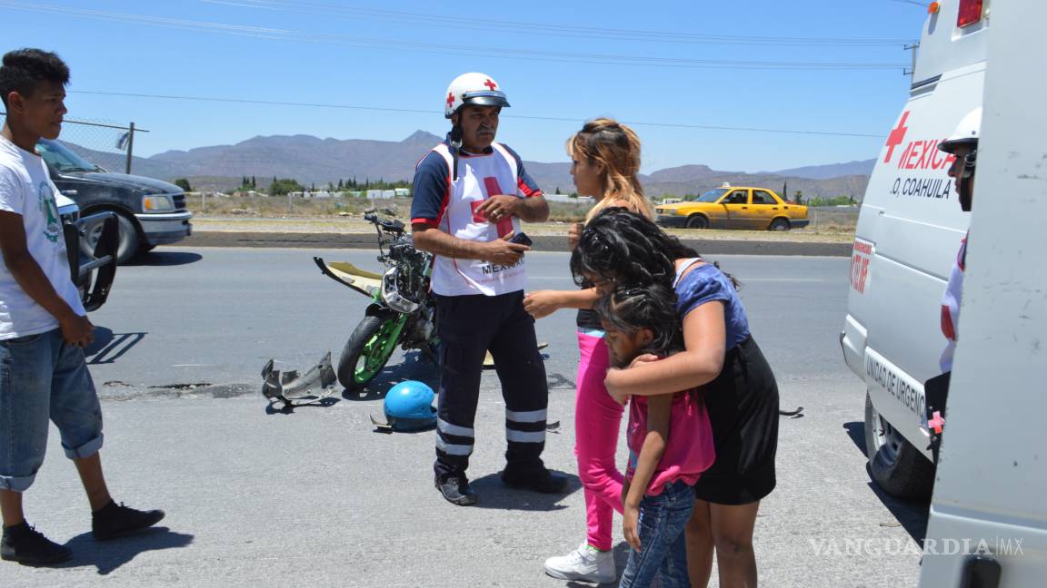 En Saltillo, conductora manda al asfalto a menores