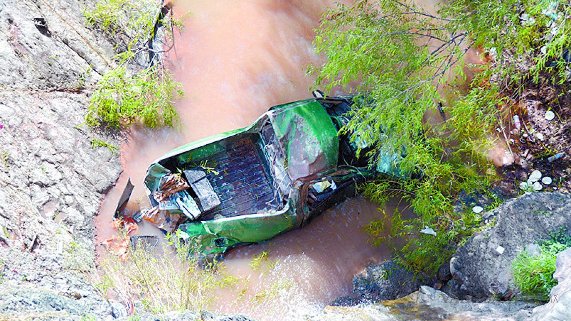 Repartidor de tortillas se salva al caer a un arroyo, en Saltillo