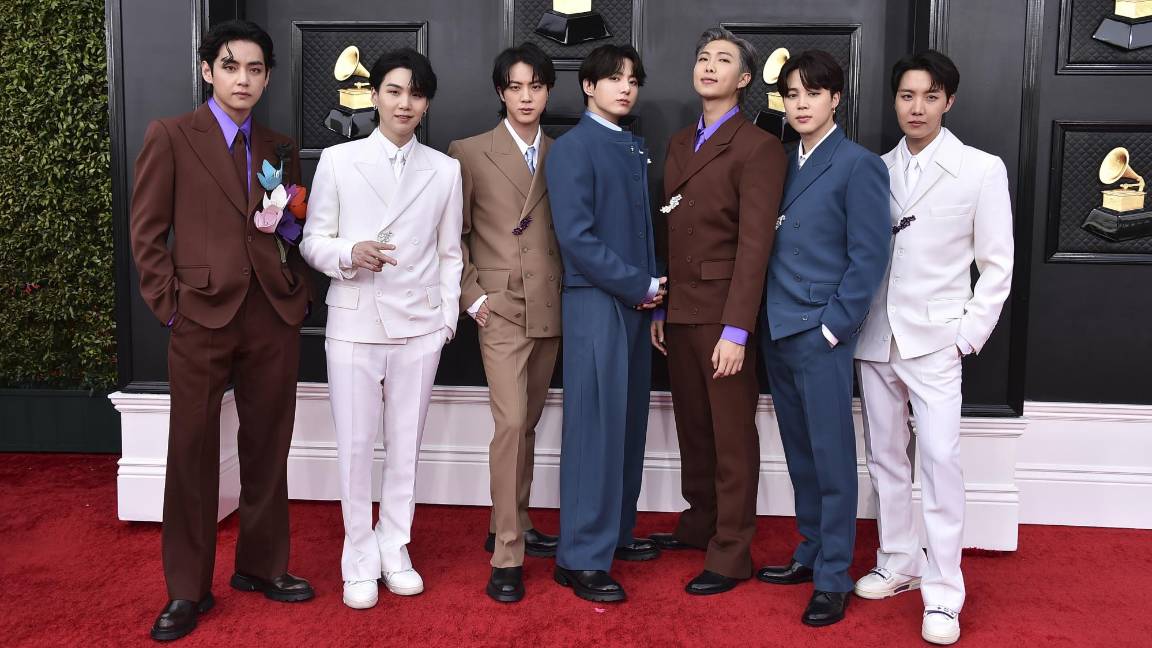 BTS lució refinamiento y elegancia con sus trajes de Louis Vuitton. $!BTS lució refinamiento y elegancia con sus trajes de Louis Vuitton.