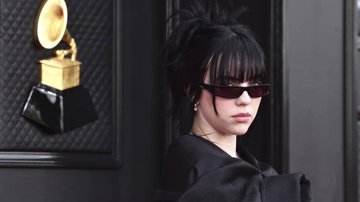 Billie Eilish escogió un traje oversize. $!Billie Eilish escogió un traje oversize.