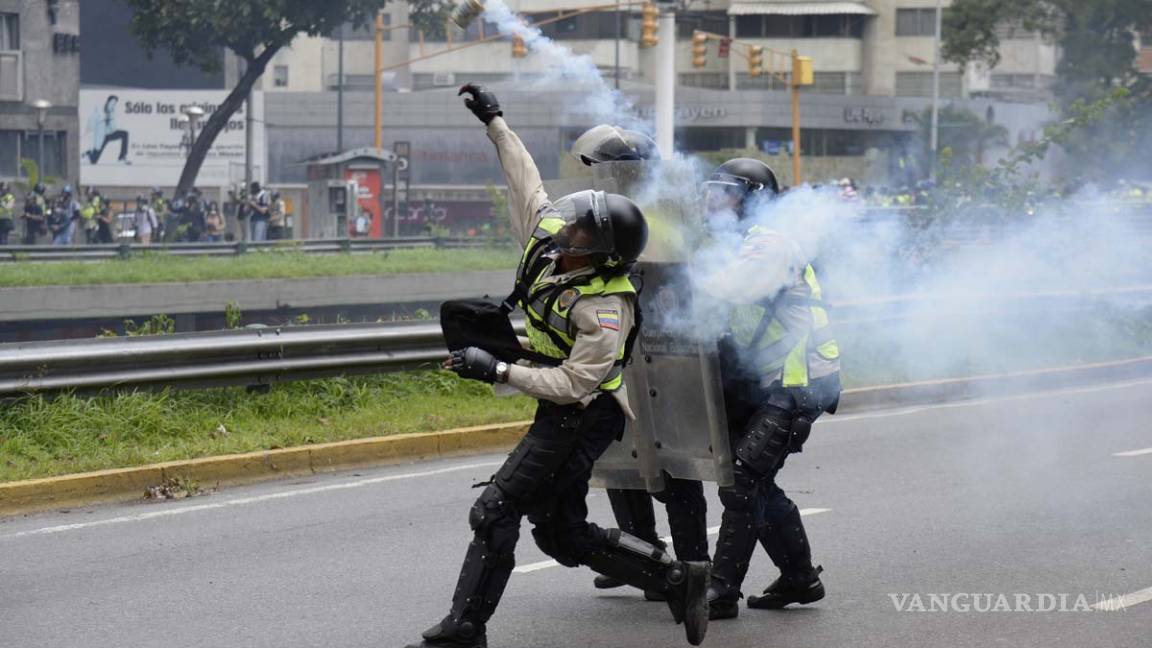 Denuncian a policía venezolana; amarran bomba lacrimógena a niño