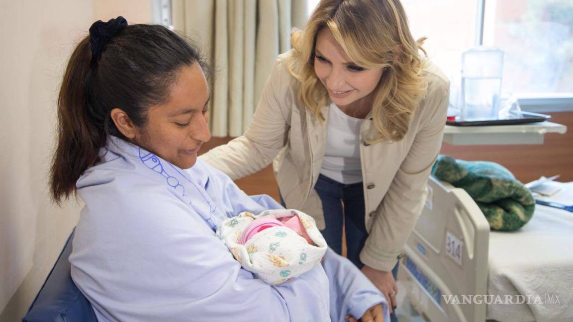 Angélica Rivera visita a enfermos del Hospital Juárez
