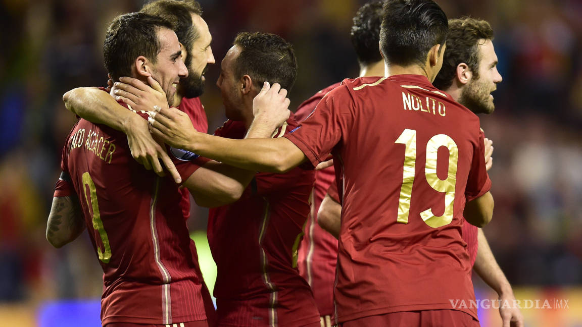 España golea y confirma presencia en la Euro 2016